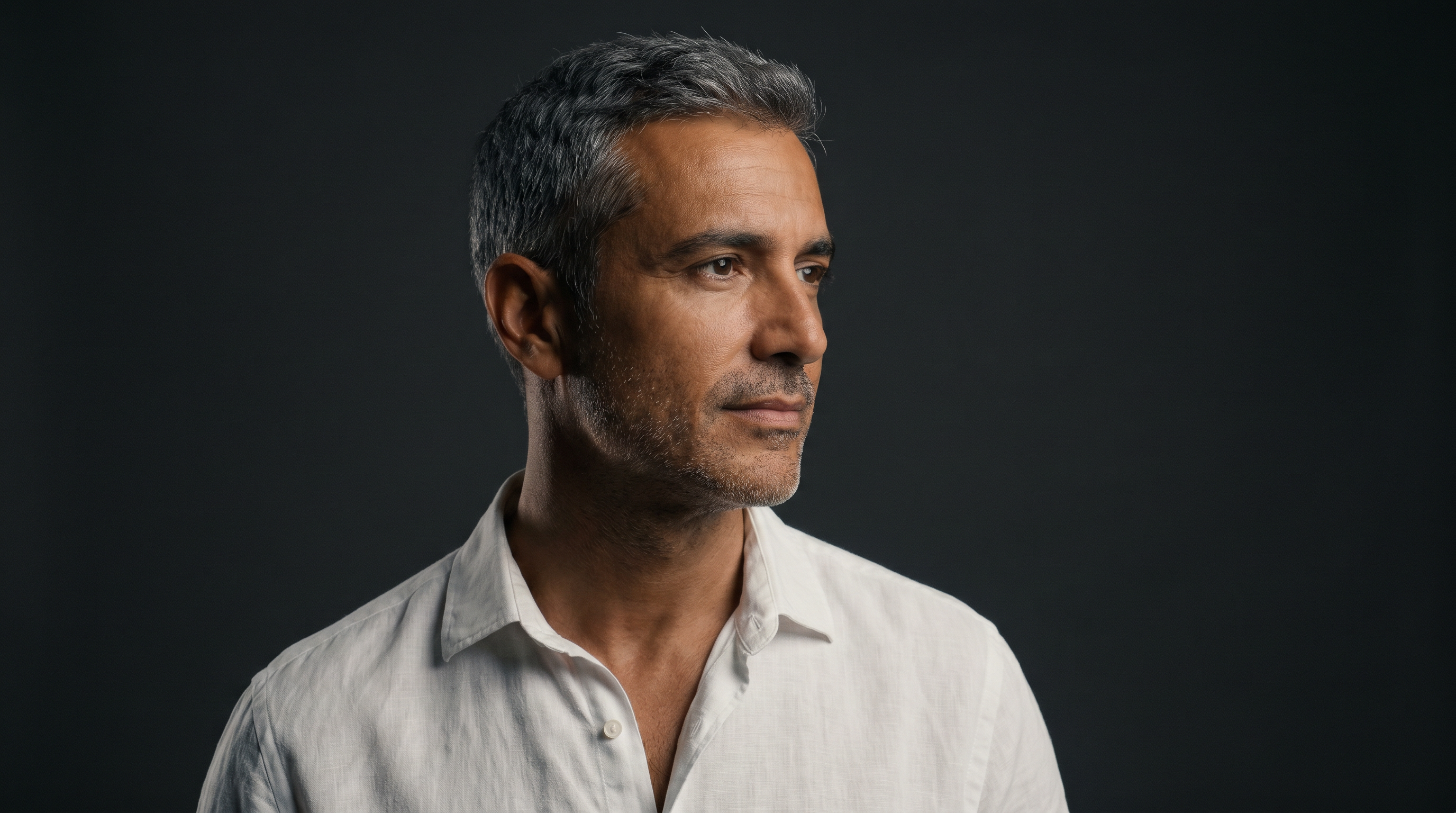 Hombre mediterráneo con el óvalo y la mandíbula definidos, resultado natural del HIFU